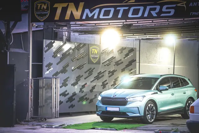 Škoda Enyaq μπροστά στην έκθεση TN MOTORS
