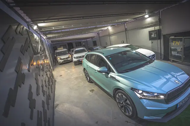 Škoda Enyaq στο εσωτερικό της έκθεσης