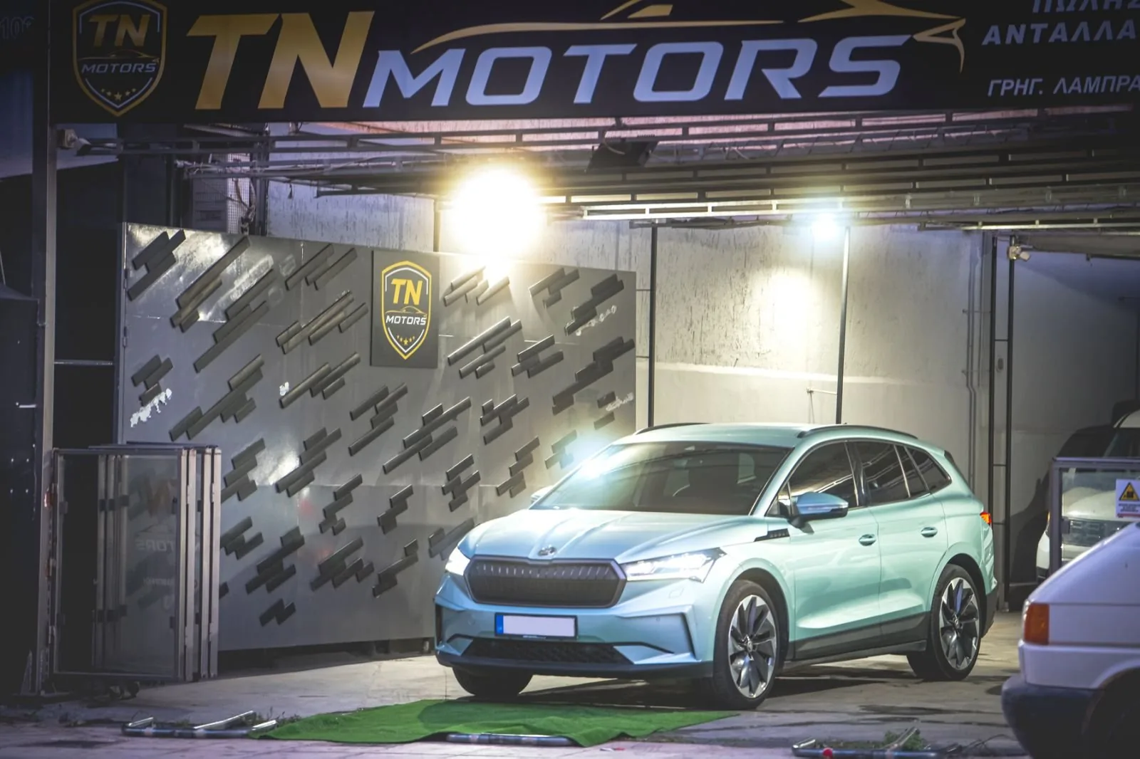 Αυτοκίνητο στην είσοδο της έκθεσης TN MOTORS