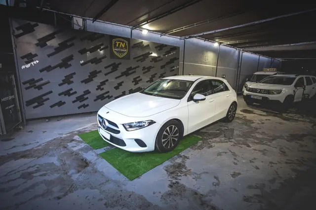 Λευκή Mercedes-Benz μέσα στην έκθεση