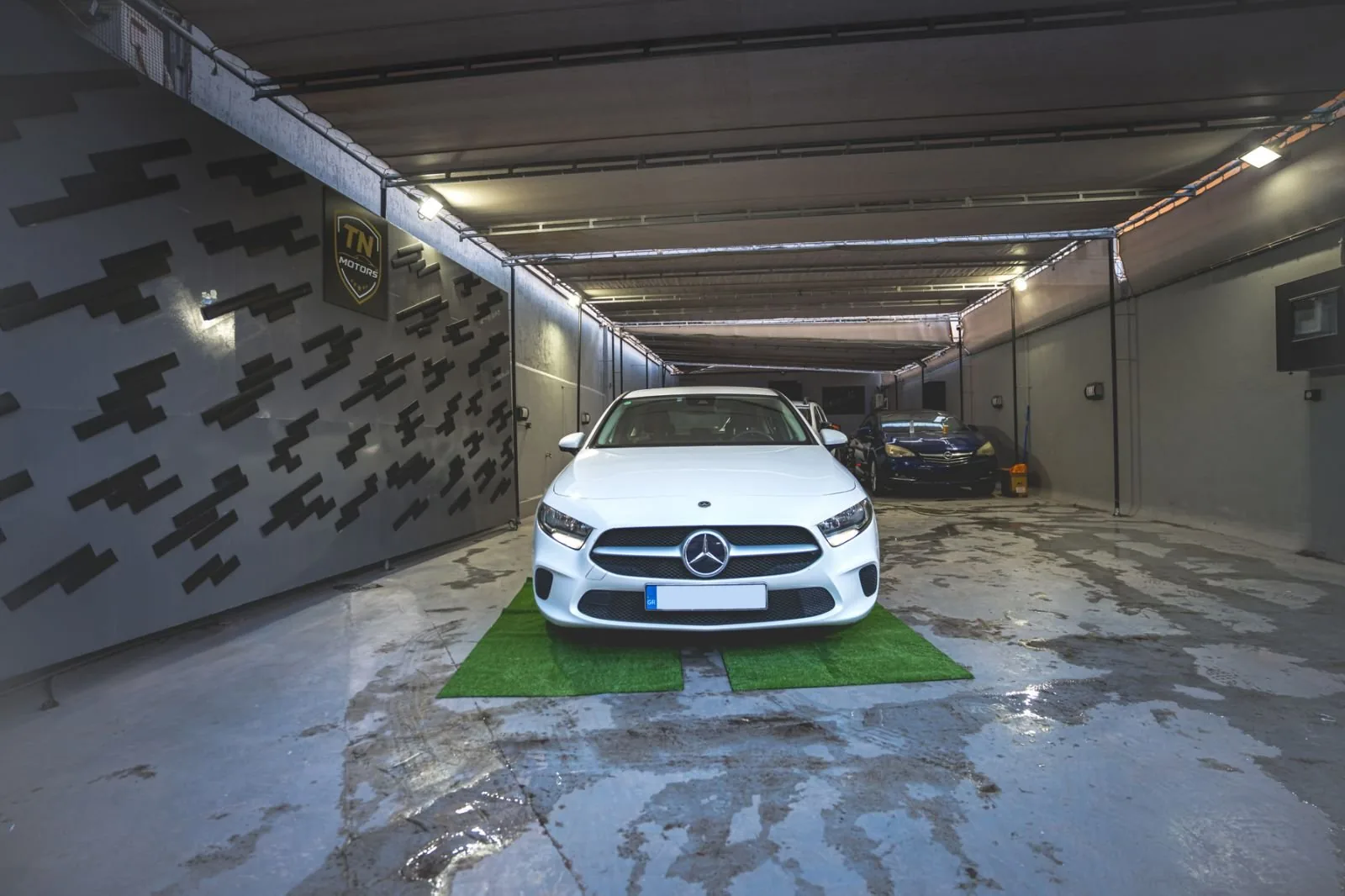 Η λευκή Mercedes-Benz στο εσωτερικό της έκθεσης TN MOTORS